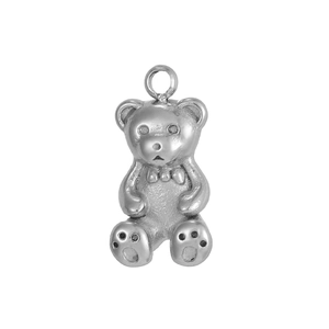 Vue détaillée du pendentif ourson 3D en argent avec finition mate et anneau