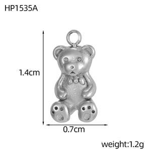 Détails du pendentif ours argenté indiquant 1,4 cm de hauteur et 0,7 cm de largeur