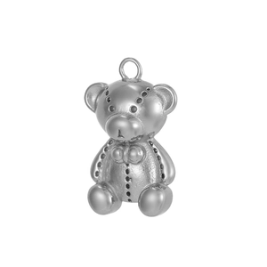 Vue macro détaillée d'un pendentif ours en peluche argenté avec textures de couture