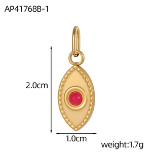Dettaglio del ciondolo occhio in oro con pietra rossa, misura 2,0 cm x 1,0 cm