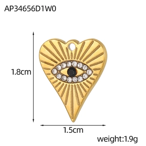 Detalle de colgante de corazón dorado con ojo turco y diamantes de imitación blancos
