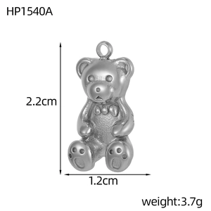Détail du pendentif ours argenté montrant les dimensions 2,2 cm hauteur et 1,2 cm largeur