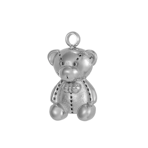 Détail d'un pendentif ours en peluche argenté avec texture 3D et anneau de connexion