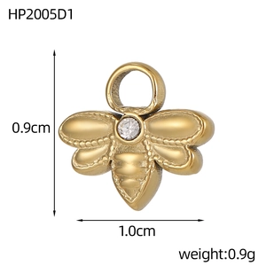 Détail macro du pendentif abeille dorée avec zircon blanc montrant dimensions et poids