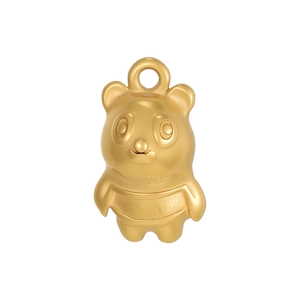 Détail du pendentif panda doré mat au design géométrique et son crochet rond lisse