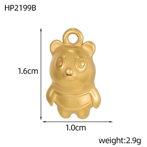 Détail macro du pendentif panda doré de 1,6 cm de haut avec finition en acier mat