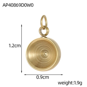 Vista detallada de dimensiones del colgante barroco de acero dorado, altura de 1,2 cm