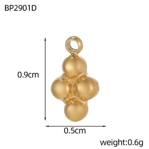 Détail des dimensions du pendentif croix en acier doré, taille 0,9 cm par 0,5 cm