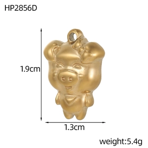 Dimensions du pendentif cochon en acier inoxydable doré montrant 1,9cm de hauteur et 1,3cm