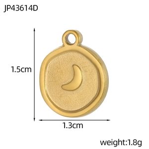 Detailansicht eines runden Anhängers aus goldfarbenem Edelstahl mit Sichelmond, 1,5cm