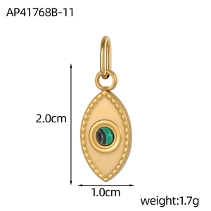Dettaglio del ciondolo geometrico dorato con pietra malachite e misure del prodotto