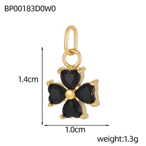 Detalle del colgante trébol con gemas de corazón negro y medidas 1.4cm por 1.0cm