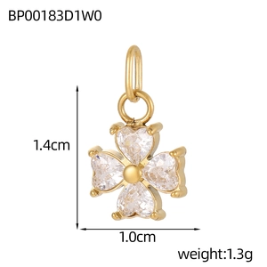 Macro de colgante de trébol dorado de 1,4 cm con circonitas cúbicas en forma de corazón