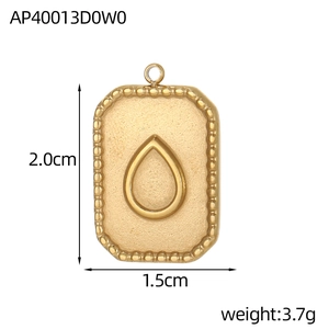Detailweergave van een vergulde onregelmatige hanger met kralenrand en een traanvormig frame