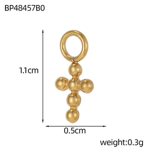 Détail macro du pendentif croix dorée de 1,1cm avec dimensions 0,5cm et poids de 0,3g