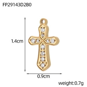 Vue macro du pendentif croix dorée de 1,4cm avec zircone et anneau de suspension