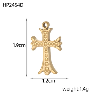 Detailansicht des goldenen Retro-Kreuzanhängers mit Maßen 1,9x1,2cm und Gewicht von 1,4g