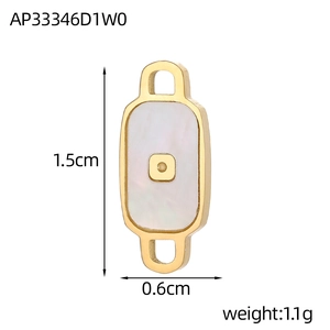 Detail van de gouden roestvrijstalen hanger met afmetingen 1,5cm bij 0,6cm en inleg