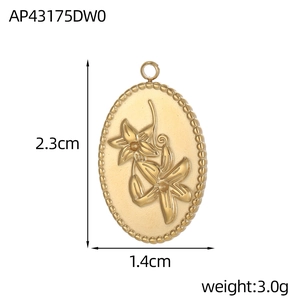 Detailansicht goldener ovaler Blumenanhänger mit Maßen 2.3x1.4cm und Perlenrand