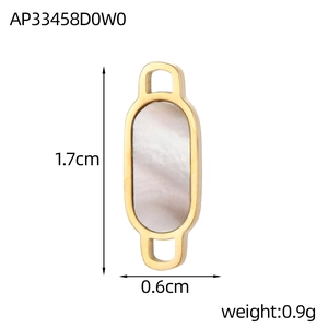 Macro-opname van ovale gouden stalen hanger met parelmoer inleg en afmetingen