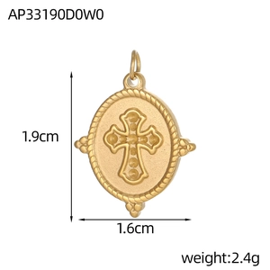 Détail d'un pendentif ovale doré avec une croix en relief et bordure torsadée