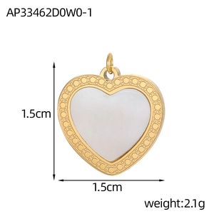 Detail van de hartvormige hanger met schelpinleg en gestippelde rand, maat 1,5 cm