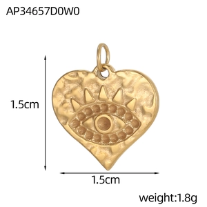 Detalle del colgante de corazón ojo del diablo en oro martillado, medida 1,5cm x 1,5cm