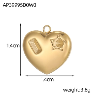 Vue macro du pendentif cœur doré de 1,4 cm avec étoiles et motifs rectangulaires