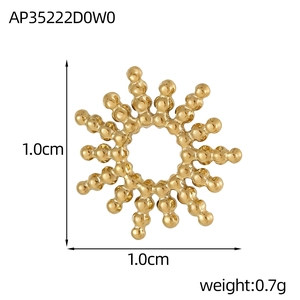 Detaillierte Nahaufnahme eines 1,0 cm goldenen Sonnenanhängers mit polierter Oberfläche