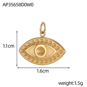 Detalle del colgante Ojo del mal de acero dorado con medidas de 1,6 cm por 1,1 cm