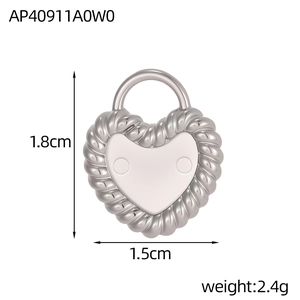 Vue macro d'un pendentif cœur argenté avec texture corde, taille 1,8cm x 1,5cm