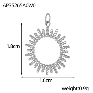 Makroaufnahme eines silbernen Sonnenstrahl-Metallanhängers mit Maßen von 1,8 cm x 1,6 cm