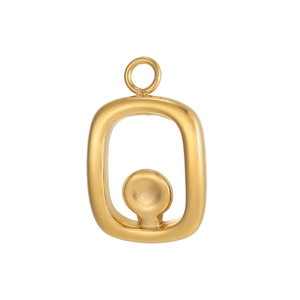 Detailaufnahme eines hohlen goldenen Rechteck-Anhängers mit einer Kugel in der Mitte