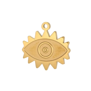 Detailansicht eines goldenen Evil Eye Anhängers mit strahlenförmigen Sonnenstrahlen