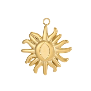 Detail eines Sonnenanhängers in Mattgold mit geprägtem Augenmotiv und einem festen Ring