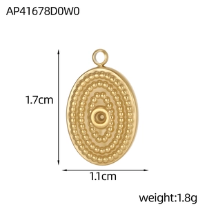 Vue détaillée du pendentif ovale plaqué or avec relief perlé et anneau de suspension