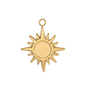 Detailansicht eines goldfarbenen Edelstahl-Sonnenanhängers mit hochpolierter Oberfläche