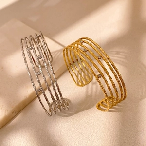 Bracciali rigidi a strati minimalisti in oro e argento con finitura martellata e zirconi