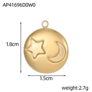 Vue détaillée d'un pendentif rond doré avec motifs étoiles et lune en relief