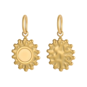 Detailansicht beider Seiten eines goldenen Sonnenblumen-Anhängers mit Hammerschlag-Textur