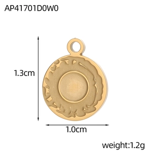 Vue détaillée d'un pendentif coeur de 1,0 cm en acier doré pour la création de bijoux