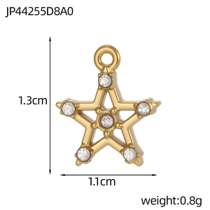 Detailansicht eines goldenen Sternanhängers mit Strasssteinen, Maße 1,3 cm x 1,1 cm