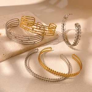 Set di bracciali aperti multistrato argento e oro con design a foglia e strutturato