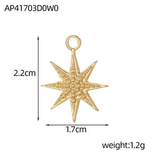 Vue macro du pendentif étoile dorée montrant les dimensions 2,2 cm hauteur et 1,7 cm largeur