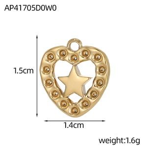 Vue détaillée d'un pendentif coeur doré avec étoile et mesures précises de 1,5 cm