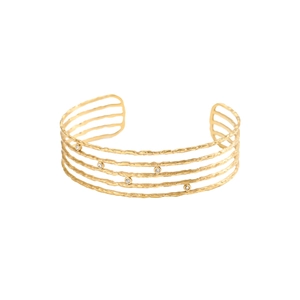 Dettaglio del bracciale a cinque strati in acciaio inossidabile dorato con zirconi