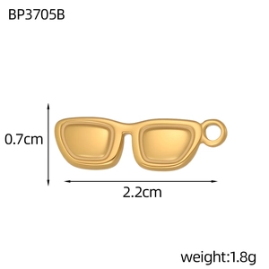 Golden vintage spectacle glasses pendant with measurements 2.2cm by 0.7cm and 1.8g weight