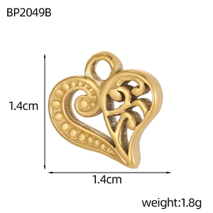 Detailansicht eines 1,4 cm goldenen Herzanhängers mit Wirbeltextur und Aufhängöse