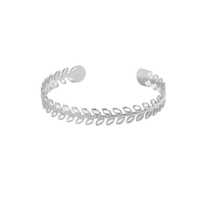 Vista dettagliata del motivo a spiga di grano traforata su un bracciale in acciaio argento