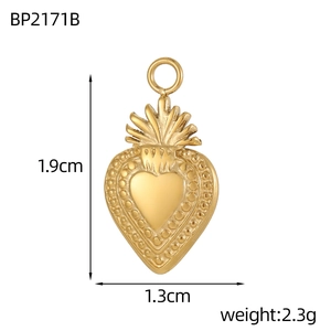 Goldener Herzanhänger mit Maßangaben zeigt 1,9 cm Höhe und 1,3 cm Breite im Detail